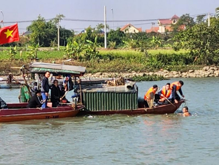 Công an bắt giữ Thành (ảnh tư liệu)