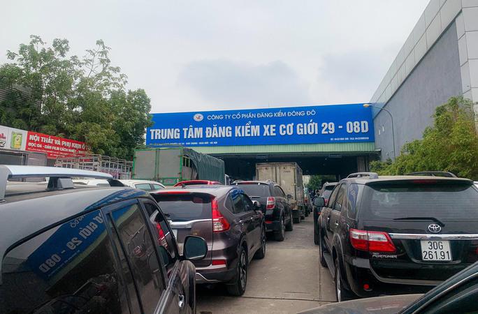 Ôtô nối đuôi nhau chờ đăng kiểm tại Trung tâm Đăng kiểm xe cơ giới 29-08D (xã Kim Chung, huyện Hoài Đức, TP Hà Nội)Ảnh: Hữu Hưng