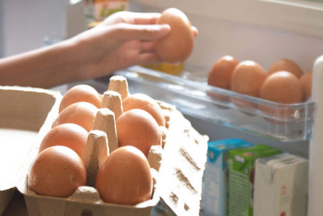 Không nên để trứng vào cánh cửa tủ lạnh: Chuyên gia Nhật tiết lộ 2 điều cần chú ý khi bảo quản