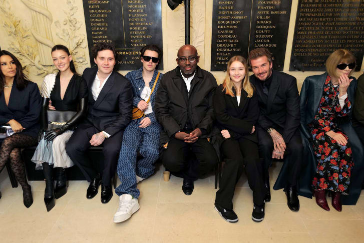 Eva Longoria, Nicola Peltz Beckham, Brooklyn Beckham, Cruz Beckham, Edward Enninful, Harper Beckham, David Beckham và Anna Wintour tham dự buổi trình diễn Victoria Beckham FW23 trong Tuần lễ thời trang Paris.