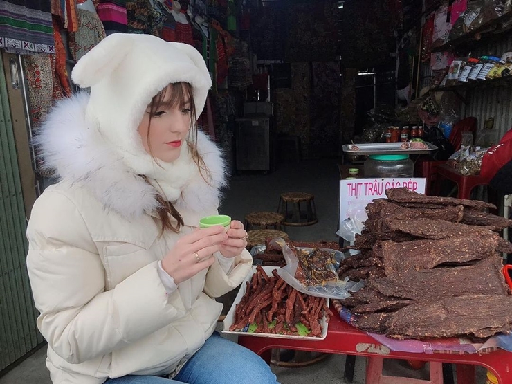 Trong chuyến đi diễn ở Sapa, Alexandra thích thú ngồi thưởng thức món thịt trâu gác bếp - một đặc sản nổi tiếng ở Tây Bắc Việt Nam.
