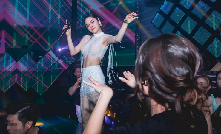 Bên cạnh đó, Saka Trương Tuyền cũng thường xuyên đi hát ở các quán bar, tụ điểm giải trí.
