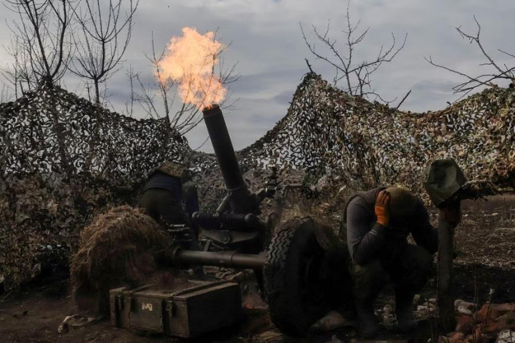 Binh sĩ Ukraine triển khai súng cối về phía quân đội Nga ở ngoại ô Bakhmut. Ảnh: REUTERS