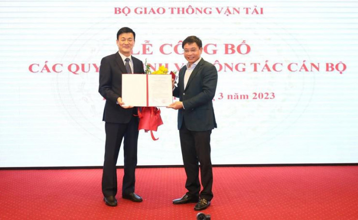 Bộ trưởng Bộ GTVT Nguyễn Văn Thắng (phải) trao quyết định bổ nhiệm ông Nguyễn Chiến Thắng. Ảnh: D.VIỆT