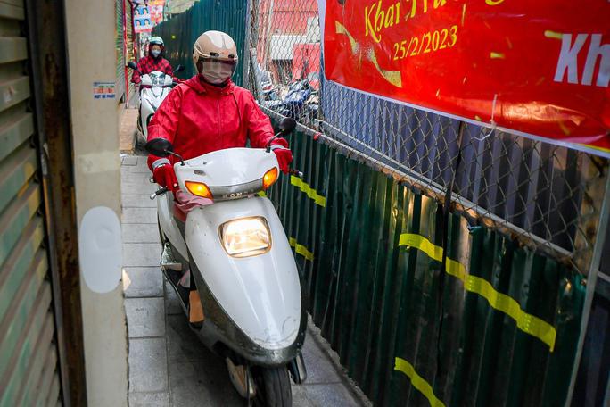 Người dân vất vả di chuyển trên đoạn đường chỉ hơn 1m cả vỉa hè ở Hà Nội - 7