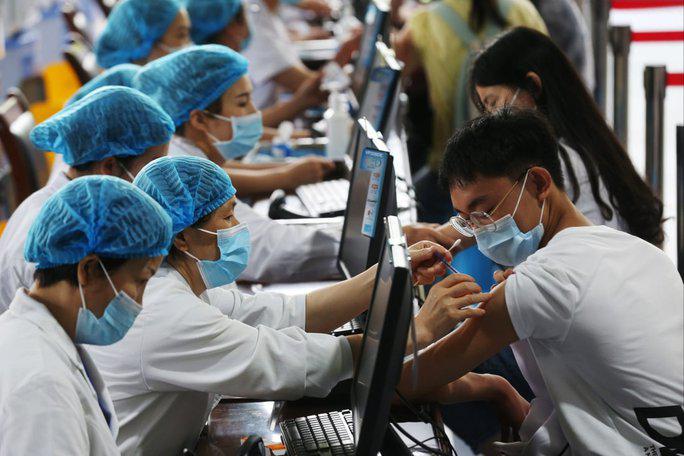 Trung Quốc chi 150 tỉ nhân dân tệ vào năm 2021 và 2022 để mua vắc-xin và tiêm chủng cho người dân. Ảnh: DPA