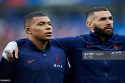 Mbappe ủng hộ Benzema sau lùm xùm với Deschamps, ĐT Pháp lại lo