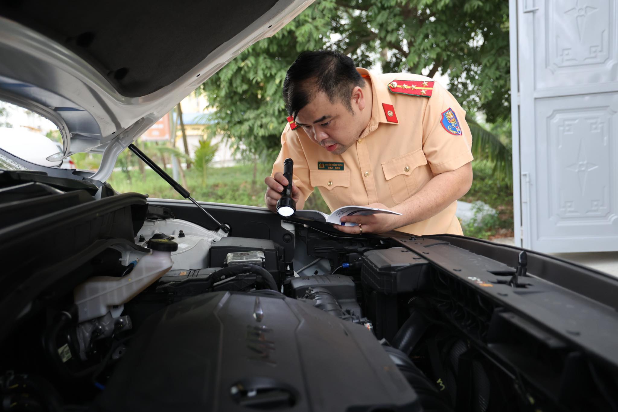 CSGT hỗ trợ kiểm định tại các trung tâm đăng kiểm