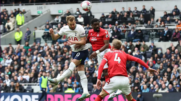 Harry Kane đánh đầu ghi bàn dẫn trước cho Tottenham