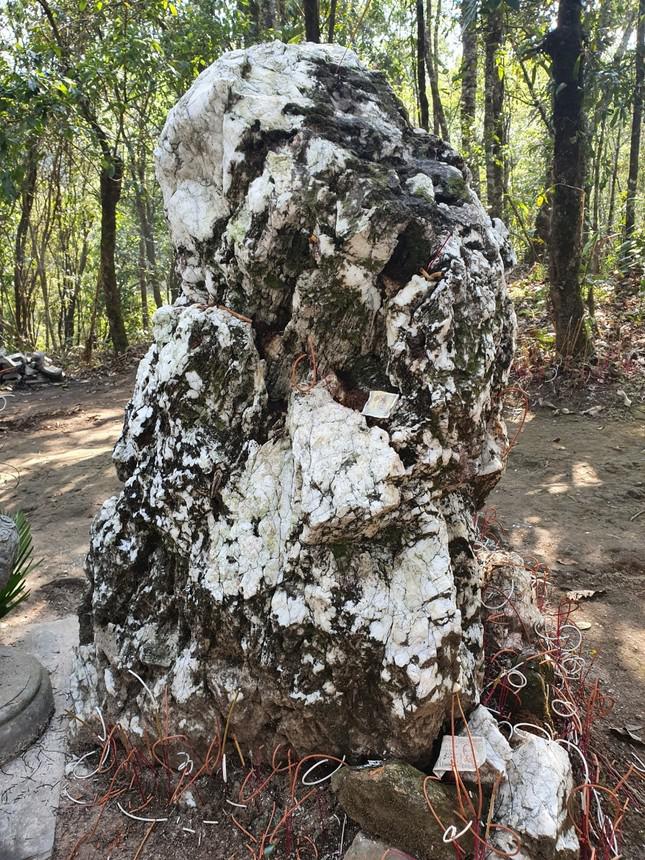 Chuyện về hòn đá kỳ lạ được phong Thần, cách biên giới Việt - Trung chưa đầy 1 mét - 3
