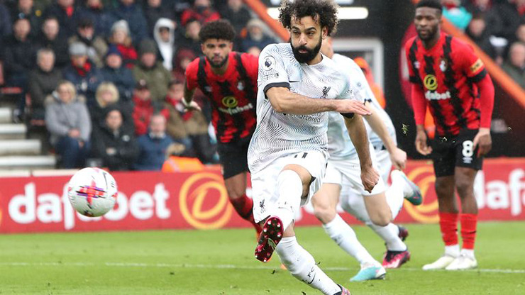 Cú sút phạt đền quá tệ của Mohamed Salah góp phần khiến Liverpool thua sốc Bournemouth 0-1