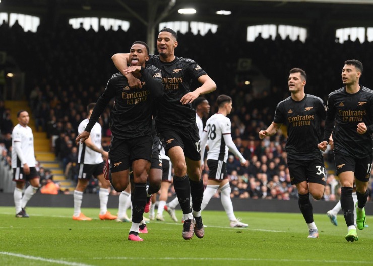 Arsenal dễ dàng đánh bại Fulham để củng cố ngôi đầu