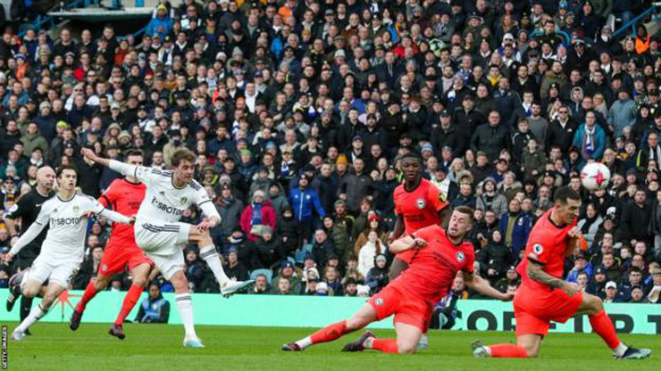 Patrick Bamford dứt điểm từ ngoài vòng cấm để gỡ hòa 1-1 cho Leeds khi so tài Brighton