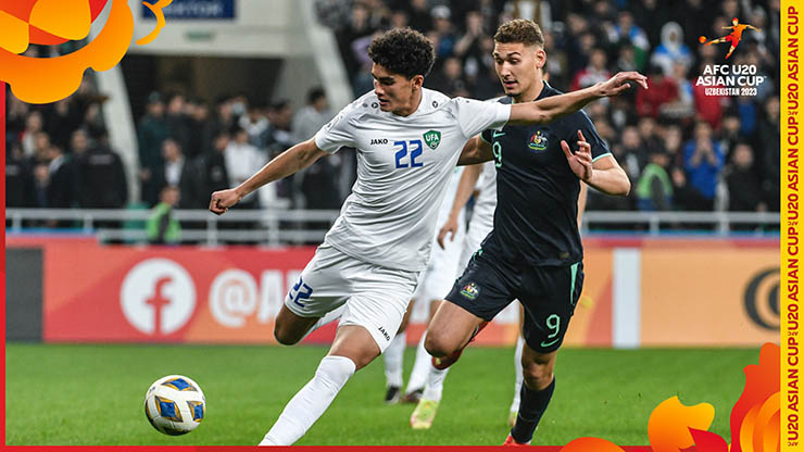 U20 Uzbekistan (áo trắng) thể hiện sự chủ động trước U20 Australia (áo đen)