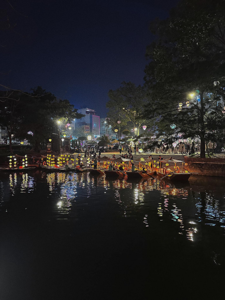 Dạo quanh phố cổ Hoa Lư với hàng nghìn chiếc đèn lồng và trải nghiệm thả đèn hoa đăng - 6