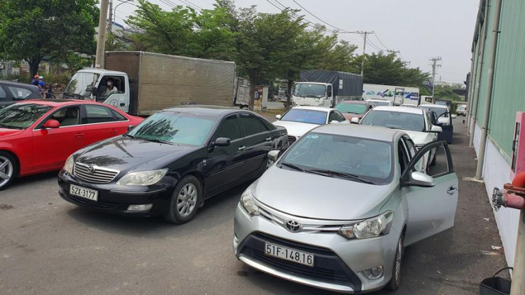 Lượng ô tô đi kiểm định tại TP.HCM và Hà Nội rất đông. Ảnh: THY NHUNG