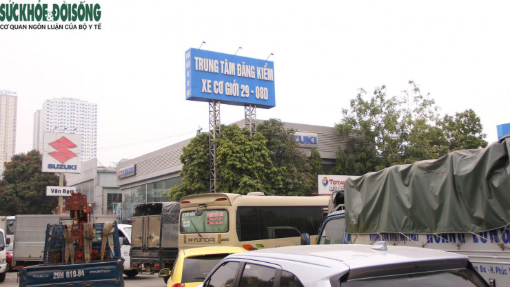 Thêm 1 trung tâm đăng kiểm ở Hà Nội bất ngờ bị khám xét khi đang chật kín xe xếp hàng chờ - 1