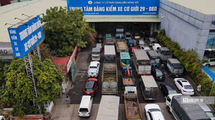 Hà Nội: Hàng xe nối dài tại trung tâm đăng kiểm trước thời điểm bị khám xét - 1