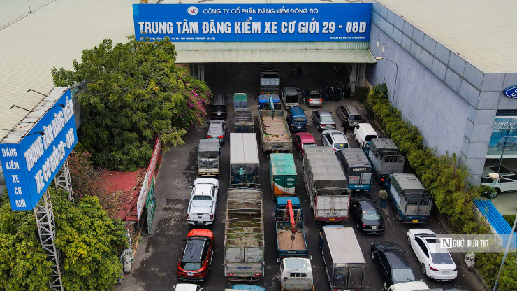 Hà Nội: Hàng xe nối dài tại trung tâm đăng kiểm trước thời điểm bị khám xét - 4