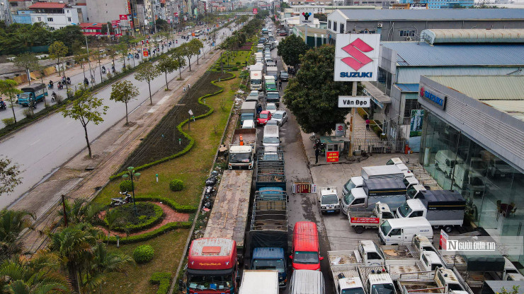 Hà Nội: Hàng xe nối dài tại trung tâm đăng kiểm trước thời điểm bị khám xét - 5