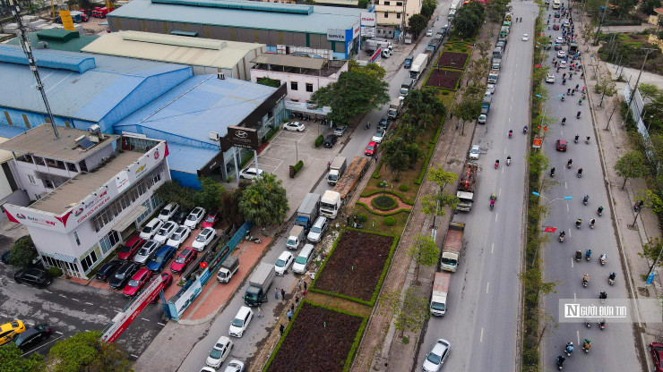 Hà Nội: Hàng xe nối dài tại trung tâm đăng kiểm trước thời điểm bị khám xét - 6