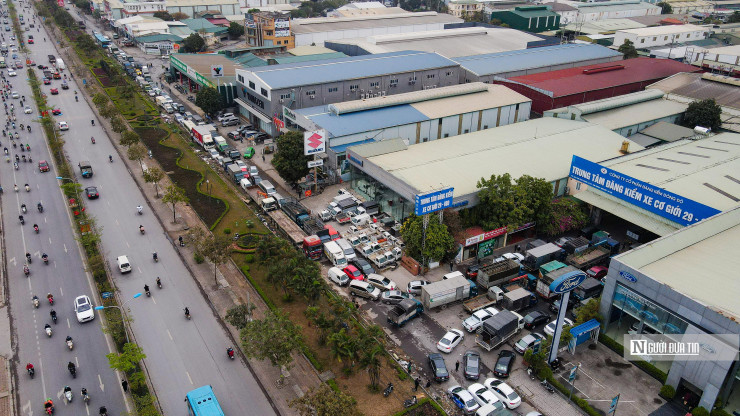 Hà Nội: Hàng xe nối dài tại trung tâm đăng kiểm trước thời điểm bị khám xét - 7