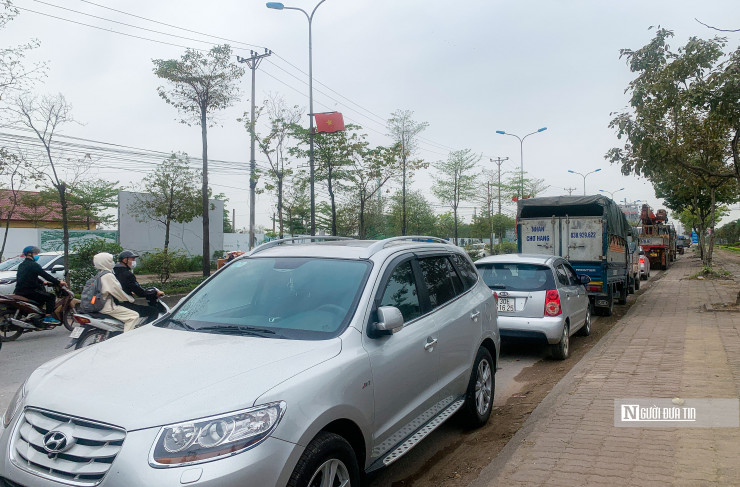 Hà Nội: Hàng xe nối dài tại trung tâm đăng kiểm trước thời điểm bị khám xét - 10
