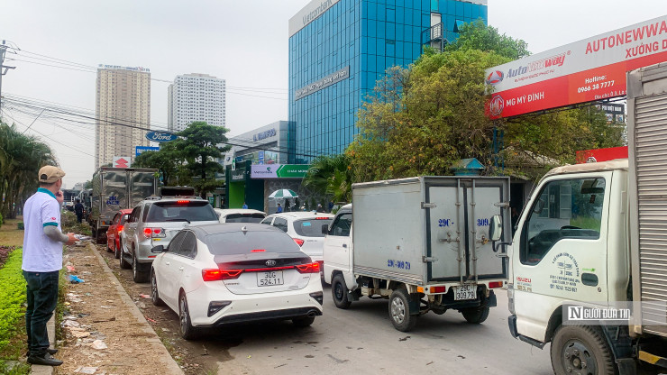 Hà Nội: Hàng xe nối dài tại trung tâm đăng kiểm trước thời điểm bị khám xét - 11