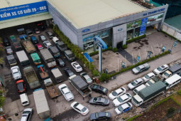 Hà Nội: Hàng xe nối dài tại trung tâm đăng kiểm trước thời điểm bị khám xét