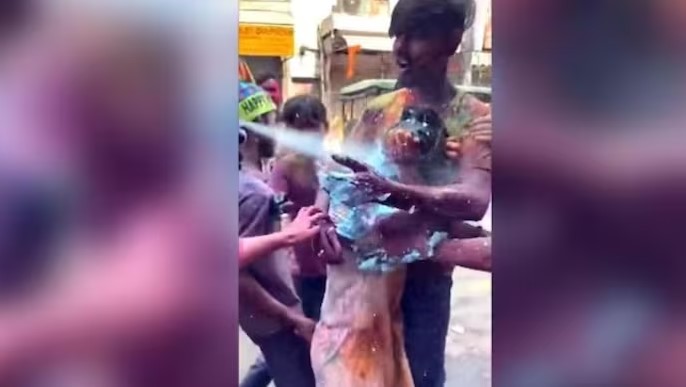 Nữ du khách Nhật Bản bị nhóm thanh thiếu niên Ấn Độ sàm sỡ khi tham dự lễ hội Holi. Ảnh: India Today