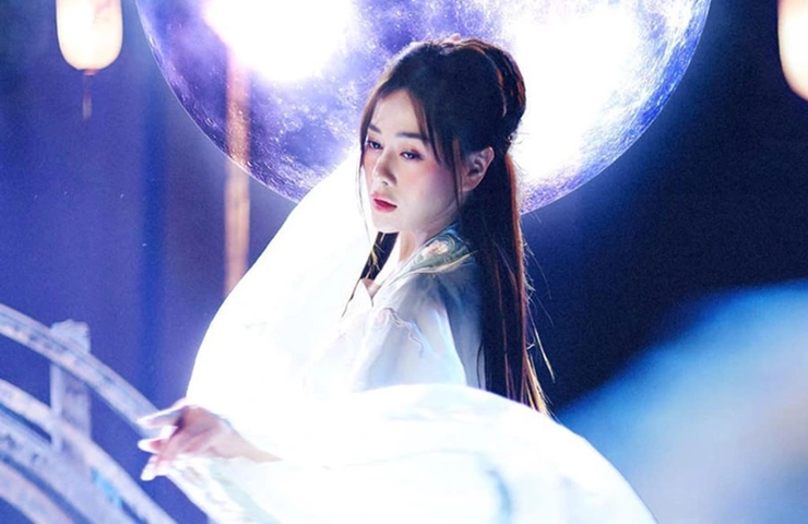 Gần đây, Phương Oanh còn lấn sân ca hát khi cho ra mắt MV 'Tay trái chỉ trăng'.
