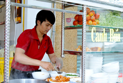 Ưng Đại Vệ từ cát-xê “khủng” đến nợ tiền tỷ, phải bán bún riêu: Sự thật là gì? - 2