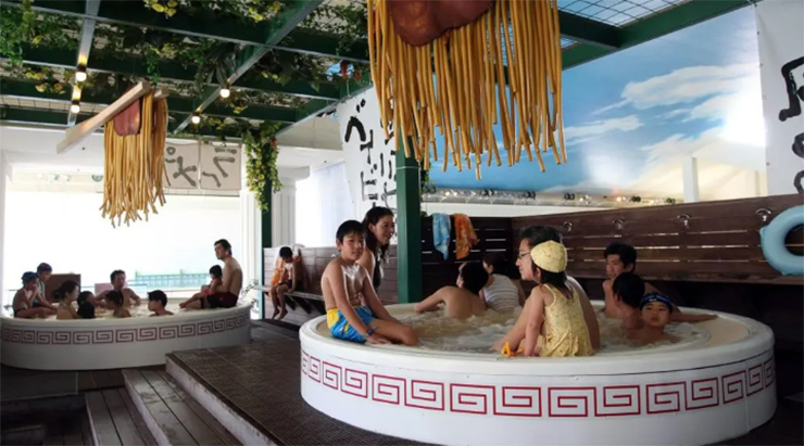 Hakone Kowakien Yunessun, Nhật Bản: Tại công viên theo chủ đề spa ở Hakone, Nhật Bản này du khách có thể tận hưởng các suối nước nóng với phong cách vô cùng khác biệt, ví dụ như ngâm mình trong bát mì ramen khổng lồ.
