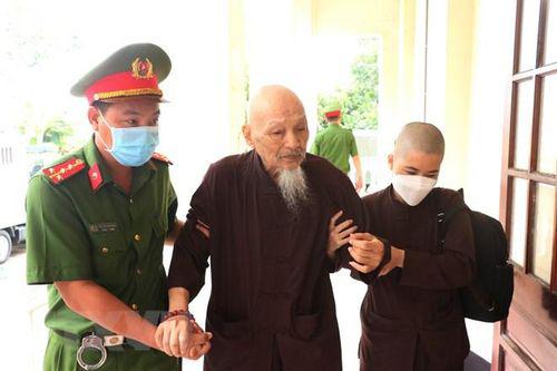 Ông Lê Tùng Vân được đưa đến tòa. Ảnh: HÀ LONG