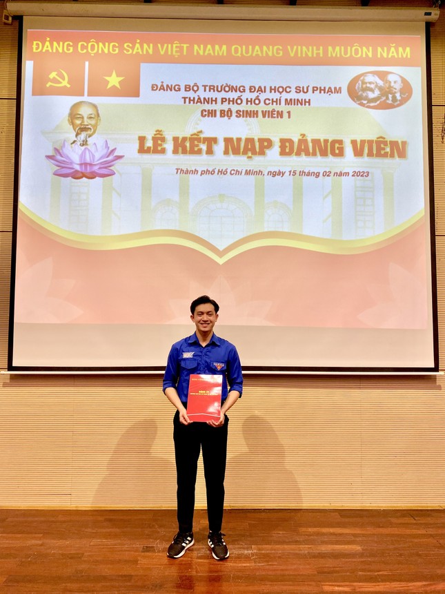 Thoại vinh dự trở thành Đảng viên được đứng vào hàng ngũ của Đảng Cộng sản Việt Nam.