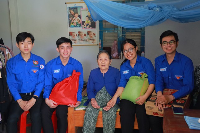 Thoại cùng các bạn tình nguyện viên thăm Mẹ Việt Nam anh hùng.