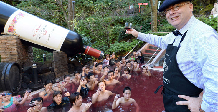 Khu nghỉ dưỡng Spa Hakone Kowakien Yunessun – Tokyo, Nhật Bản: Các du khách đang nâng ly Beaujolais Nouveau 2013 trong spa bằng rượu vang tại Hakone Kowakien Yunessun Spa Resort ở Tokyo.
