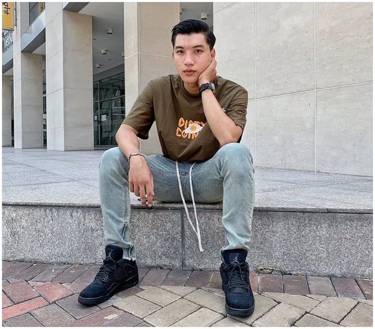 Rapper này có vóc dáng cao ráo, săn chắc.