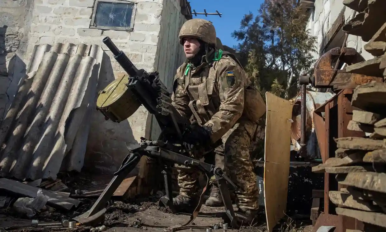 Lính Ukraine phòng thủ ở Bakhmut (ảnh: CNN)