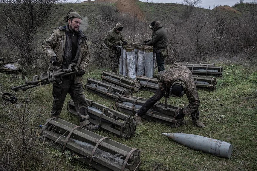 Binh sĩ Ukraine ở Donetsk chuẩn bị đạn pháo (ảnh: CNN)