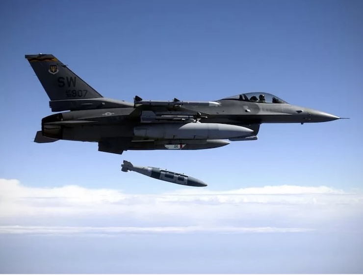 Chiến đấu cơ F-16 của Mỹ ném bom JDAM.