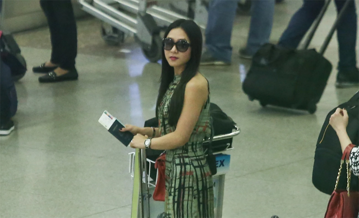 Một lần khác, Hà Thanh Xuân lộ khuôn mặt sắc nét qua ống kính thường khi có mặt ở sân bay.
