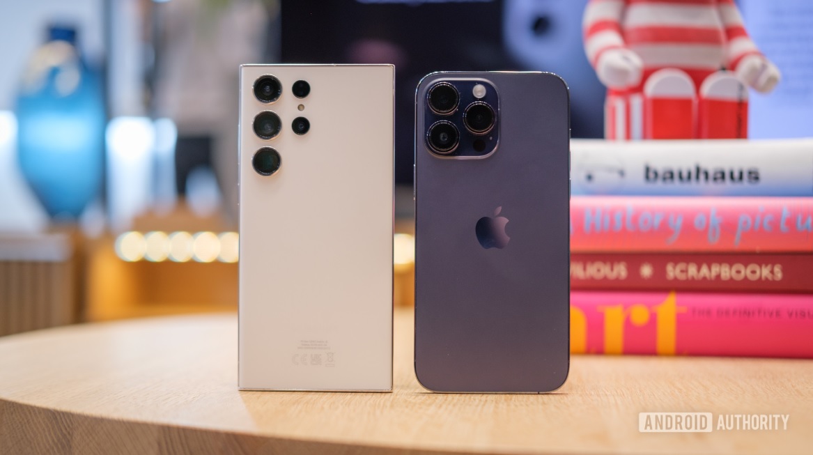 Galaxy S23 Ultra (trái) và iPhone 14 Pro (phải).