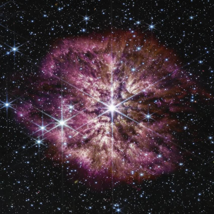 Hình ảnh ngôi sao Wolf-Rayet 124 được chụp bởi kính viễn vọng không gian James Webb của NASA vào tháng 6-2022. Ảnh: AP