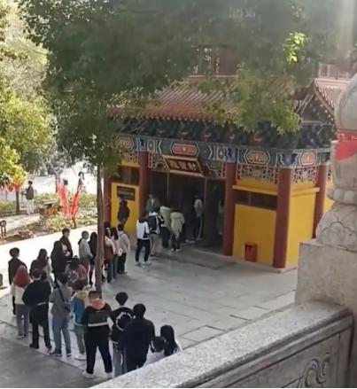 Nhiều người trẻ Trung Quốc xếp hàng trước điện thờ Thần Tài. Ảnh: Weibo