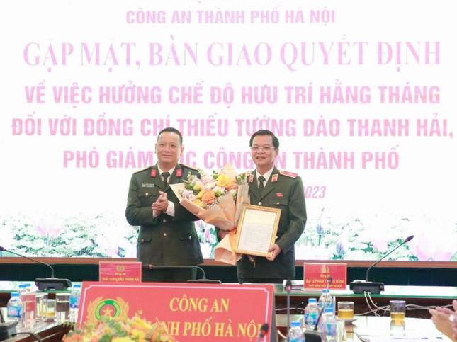 Tại buổi lễ, đại tá Phạm Thanh Hùng – Phó Bí thư Đảng ủy, Phó Giám đốc Công an TP Hà Nội trao quyết định, tặng hoa Thiếu tướng Đào Thanh Hải.