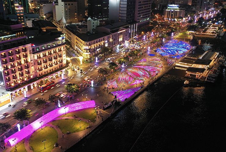 Hoạt động trang trí đèn nghệ thuật xoay quanh 2 chủ đề là Hồ sen Việt Nam và Khu vườn Sakura, loài hoa đặc trưng của đất nước Nhật Bản.
