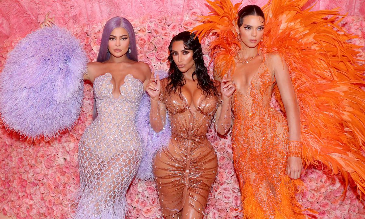 Kylie Jenner (bên trái), Kim Kardashian (giữa) và Kendall Jenner (bên phải) tại Met Gala.