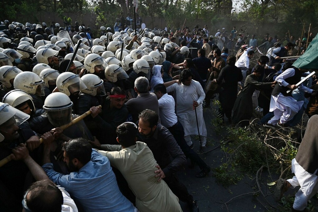 Đám đông bảo vệ dinh thự của ông Imran Khan (ảnh: Aljazeera)