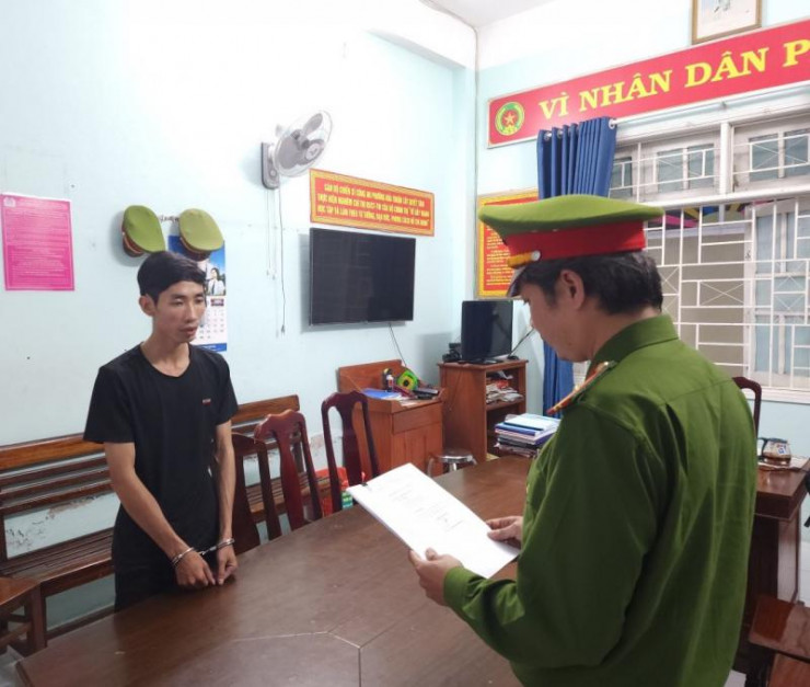 Công an quận Hải Châu, TP Đà Nẵng tống đạt quyết định bắt tạm giam đối với Nguyễn Ngọc Hiếu.